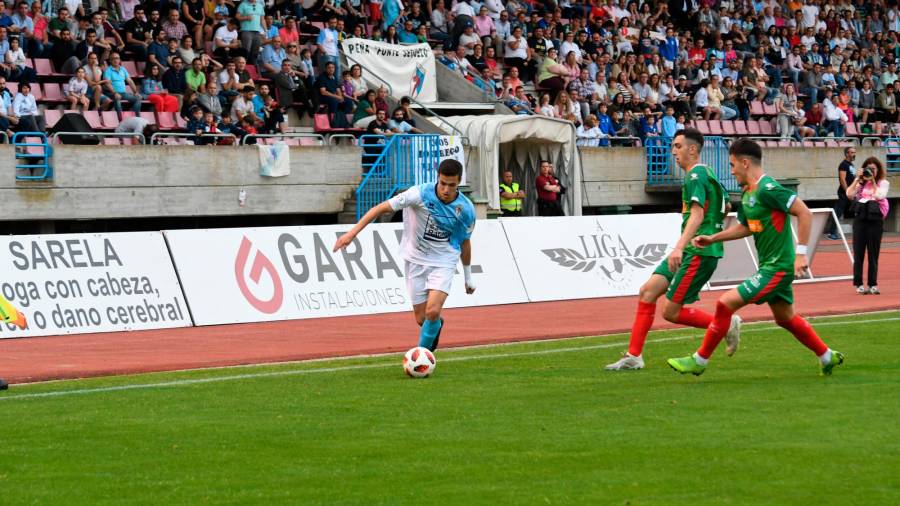 DOBLE VIDA. Miki intenta irse de dos rivales en el último ‘play-off’ del Compostela, ante el Alavés B. Foto: Amadeo Rey