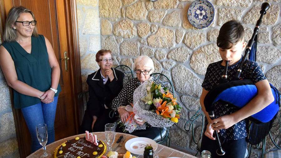 Os concelleiros Begoña Piñeiro e Pedro Calvo felicitan a María Josefa Senín Otero no día do seu 101 aniversario