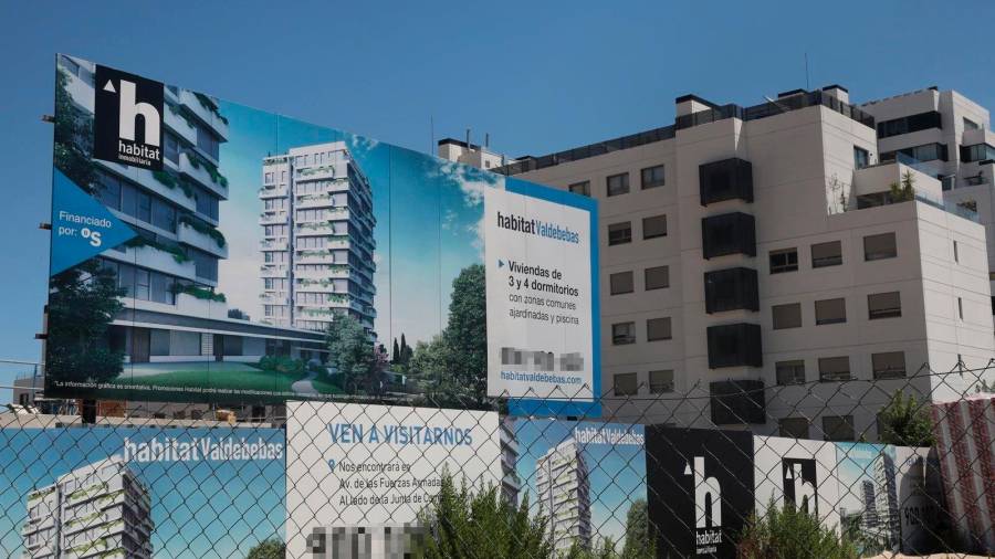 Cartel de una promotora anunciando la construcción de un edificio de viviendas en Madrid. Foto: Marta Fernández/ E.Press