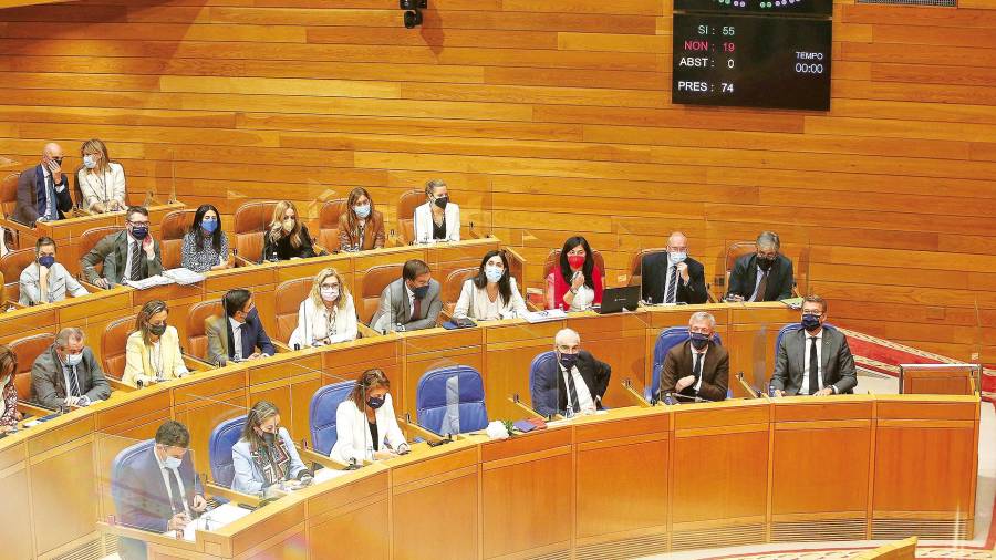 Núñez Feijóo, junto con el resto de miembros de su Gobierno y los diputados del Grupo Popular, en la votación de una propuesta. Foto: Antonio Hernández