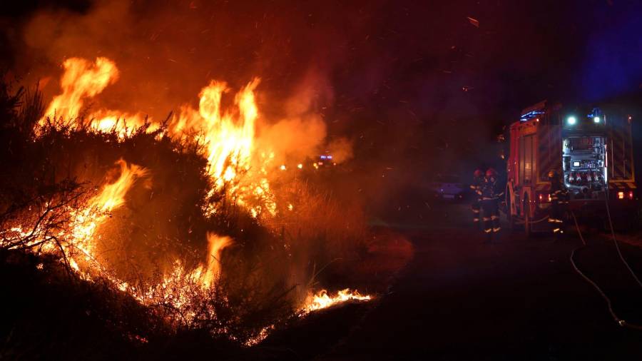 GRAF6629. CUALEDRO ( ORENSE ), 30/07/2020.- Imagen de las llamas del incendio registrado este miércoles en el ayuntamiento de Cualedro (en Ourense), que afecta también al municipio de Monterrei y sigue avanzando sin control, superando ya las 1.000 hectáreas calcinadas, lo que le convierte en el más grande de la temporada en Galicia, con daños en infraestructuras, huertas y fincas. EFE / Sxenich.