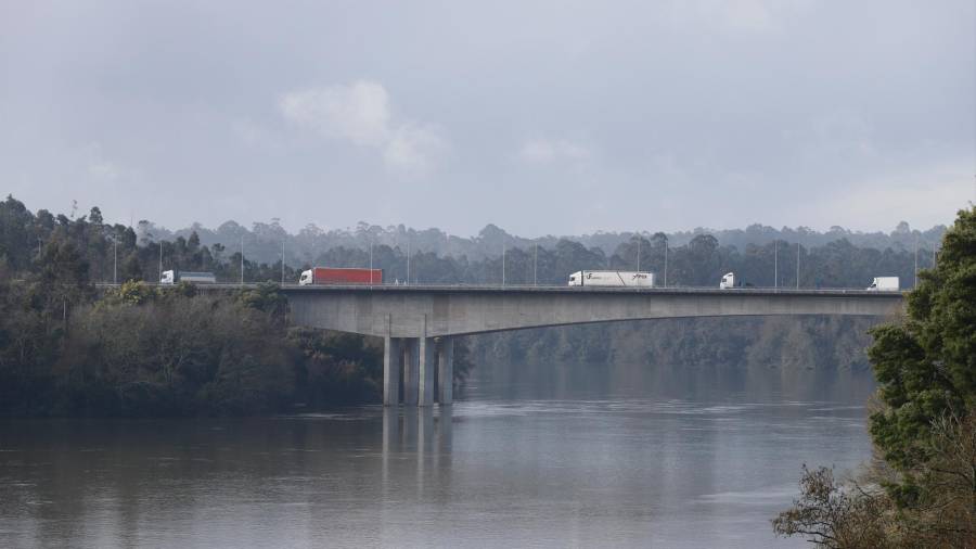 Puente internacional Tui-Valença, una de las principales vías de comunicación de la Eurorrexión Galicia-Norte de Portugal, se vio afectada por la COVID. Foto: Marta Vázquez/E.P.