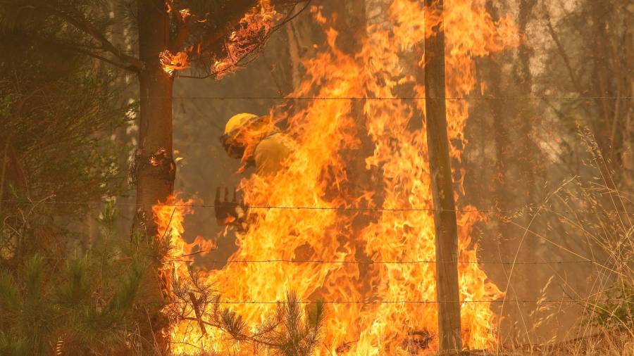 Un bombero trabaja para extinguir un incendio en Nacimiento, Chile. FOTO: YIN NAN / XINHUA NEWS