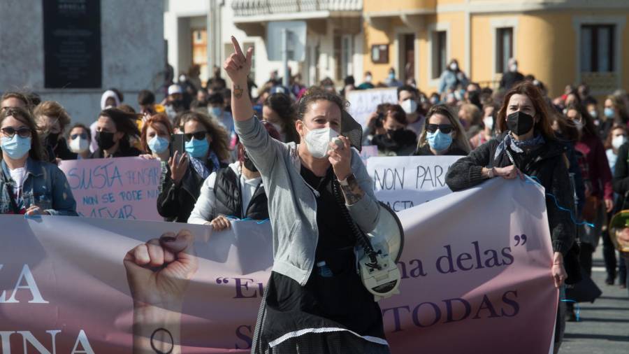 Participantes en la manifestación de este domingo en San Cibrao (Lugo) en apoyo a las 87 mujeres que en 2019 fueron grabadas “sin autorización” mientras orinaban en la vía pública durante la fiesta de A Maruxaina en 2019, y cuyos vídeos se publicaron en páginas web pornográficas. CARLOS CASTRO/EUROPA PRESS