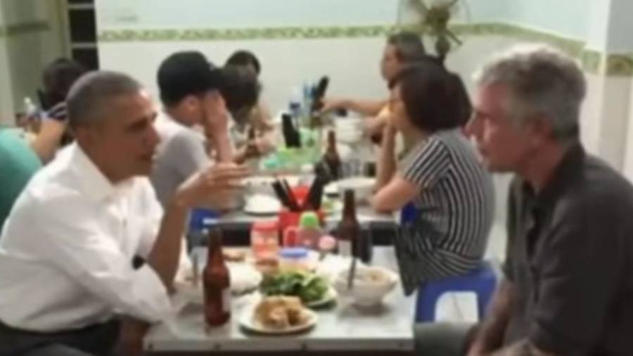 La mesa de Obama en un bar de Vietnam, convertida en objeto de culto