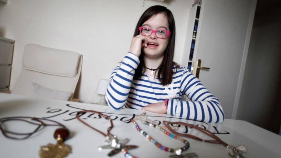 Una joven con síndrome de Down triunfa con su marca de bisutería: Carmelamola