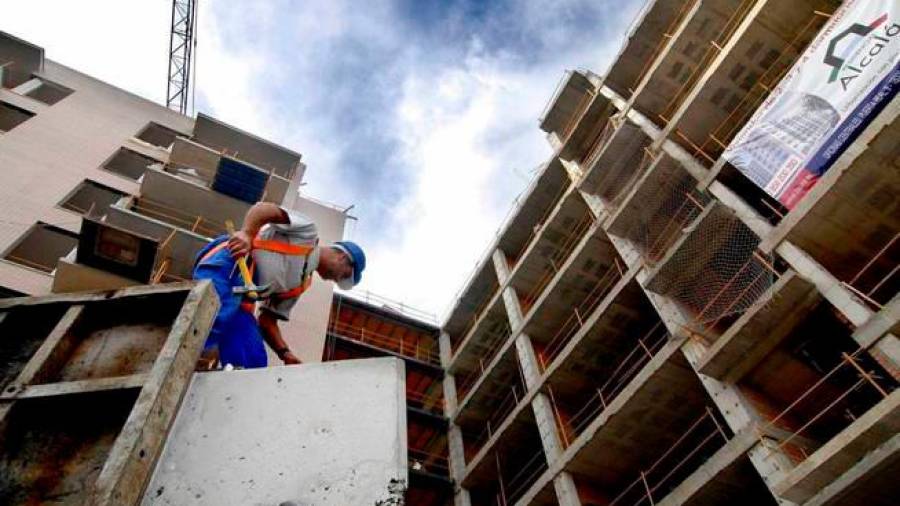 CRISIS. Un obrero trabaja en un edificio de viviendas en construcción. Foto: EFE