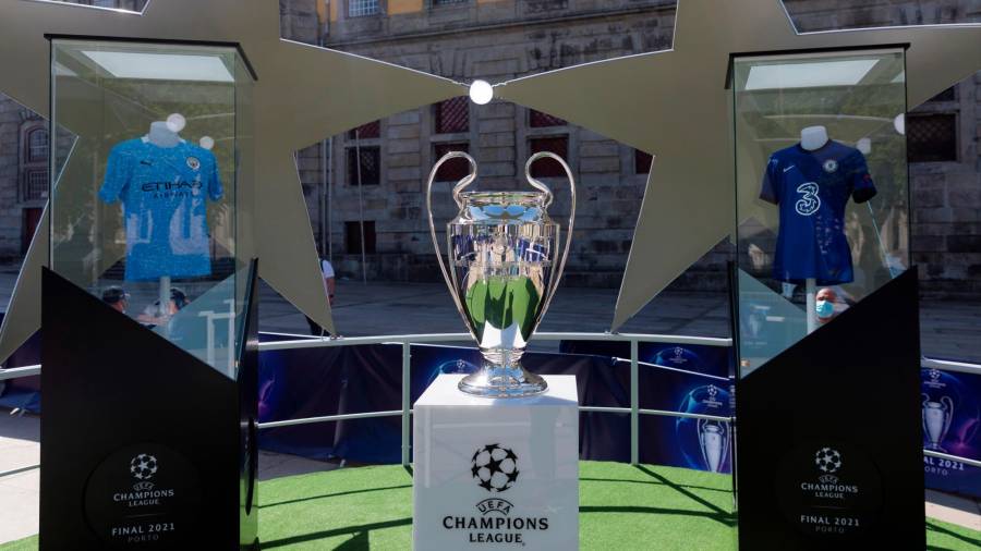 La Champions y las camisetas del Manchester City y del Chelsea en Oporto. Foto: Coelho