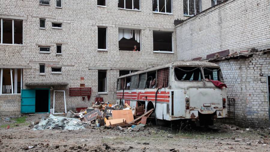 Kharkiv, Ucrania: Las consecuencias de un ataque ruso con misiles durante la noche contra un liceo y una escuela técnica en el distrito de Saltivskyi se muestran en Kharkiv, noreste de Ucrania. FOTO: Vyacheslav Madiyevskyy / Zuma Press / ContactoPhoto / 07/05/2022