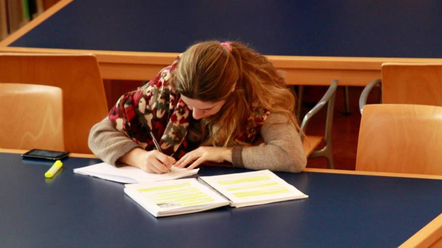 Foto de archivo de una estudiante universitaria en una biblioteca. EUROPA PRESS