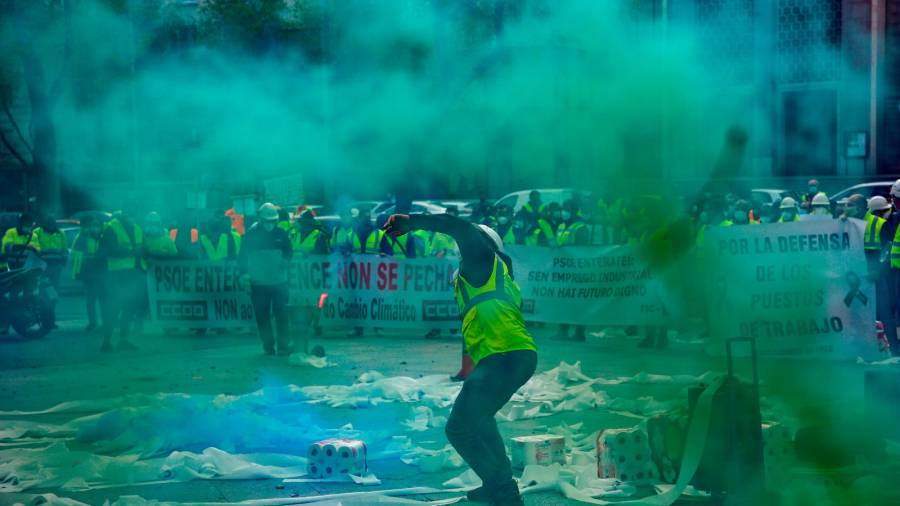 Trabajadores de Ence en Pontevedra con pancartas, tirando rollos de papel higiénico y entre humo verde cerca del Ministerio de Transición Ecológica en Madrid. Foto: Ricardo Rubio/E.P.