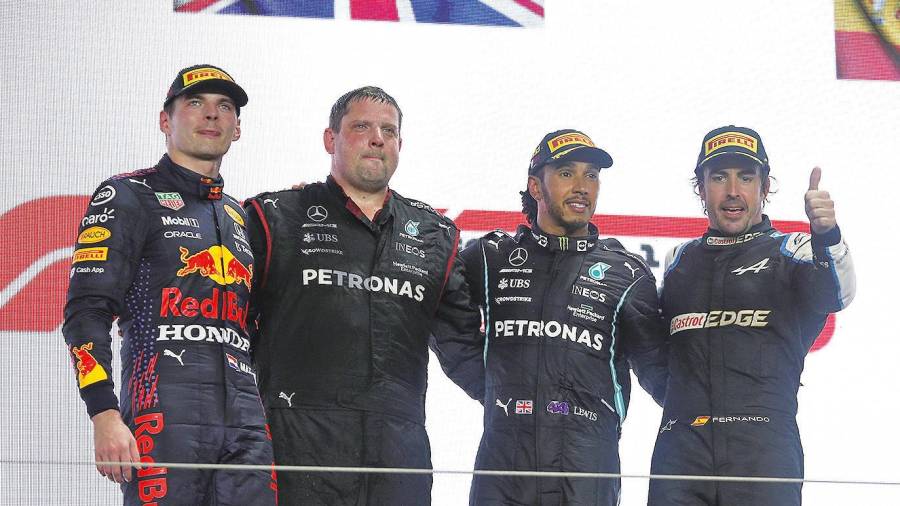 LOS MEJORES Fernando Alonso, derecha junto a Hamilton y Verstappen (izq). Foto: Efe