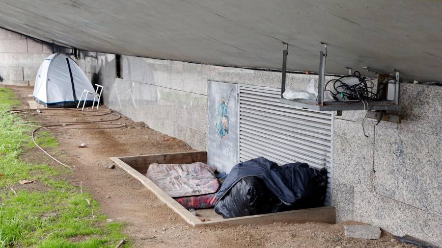 a la intemperie. Varias personas sin hogar duermen en la dársena localizada en la avenida de Xoán XXIII (Santiago). Foto: Antonio Hernández 