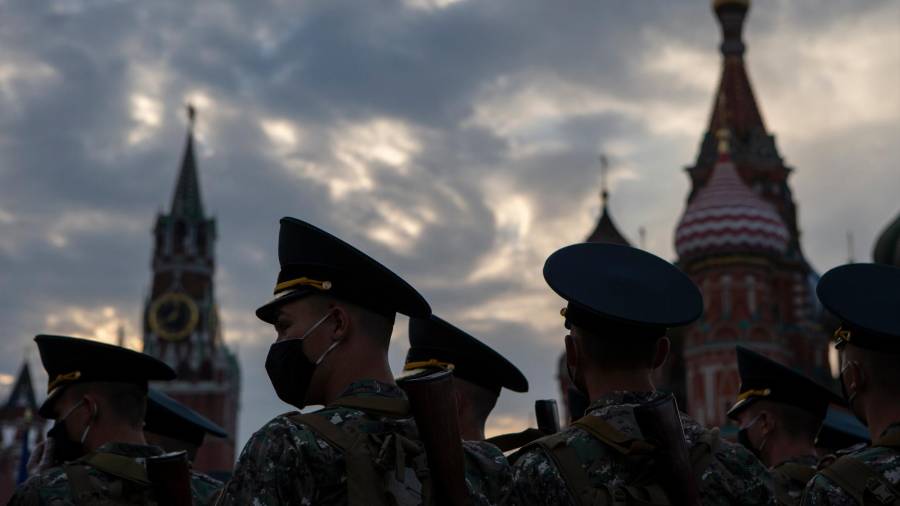 Desfile de soldados rusos en la plaza Roja de Moscú, con el Kremlin al fondo - / XINHUA NEWS / CONTACTOPHOTO 06/03/2022