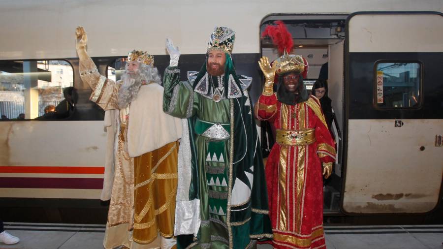 inicio de la Cabalgata de 2020, con la llegada de los Reyes a la estación. Foto: Fernando Blanco