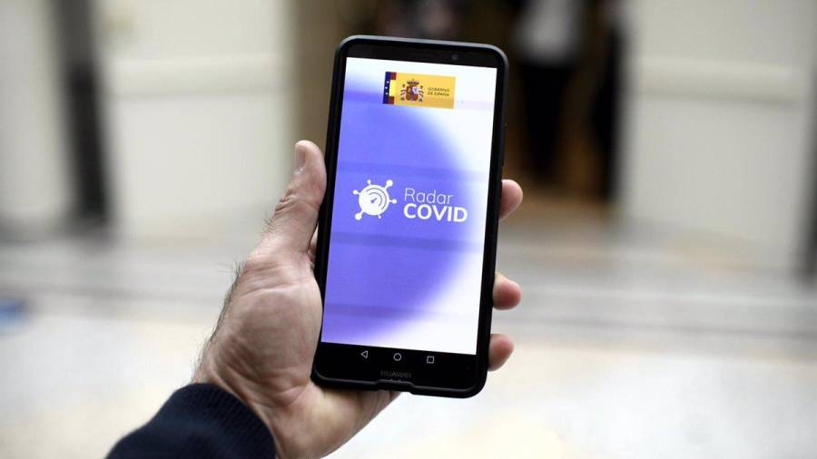 Una persona utiliza desde su teléfono móvil la aplicación 'Radar Covid'. ÓSCAR CAÑAS/EUROPA PRESS