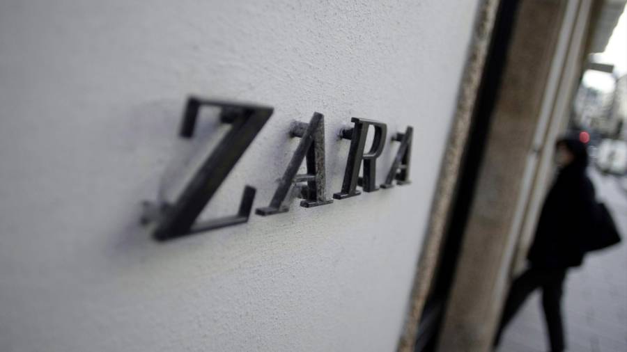 Una mujer entra en una tienda de Zara en A Coruña Foto: Cabalar