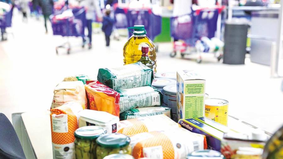 Recogida de alimentos en un supermercado para donar a los bancos de alimentos y entidades caritativas. Foto: E. Press 