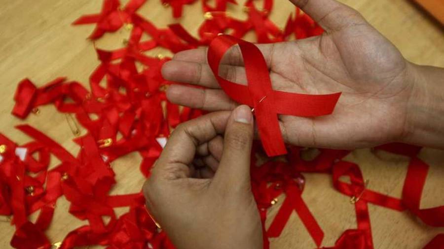 El lazo rojo simboliza la lucha contra el sida. EFE