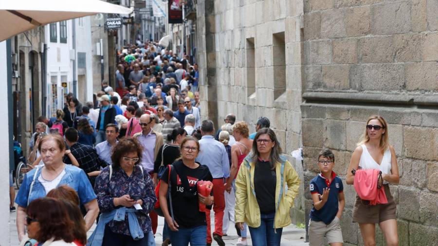 Visitantes en las calles del casco histórico de Santiago, el pasado verano. Foto: F. Blanco
