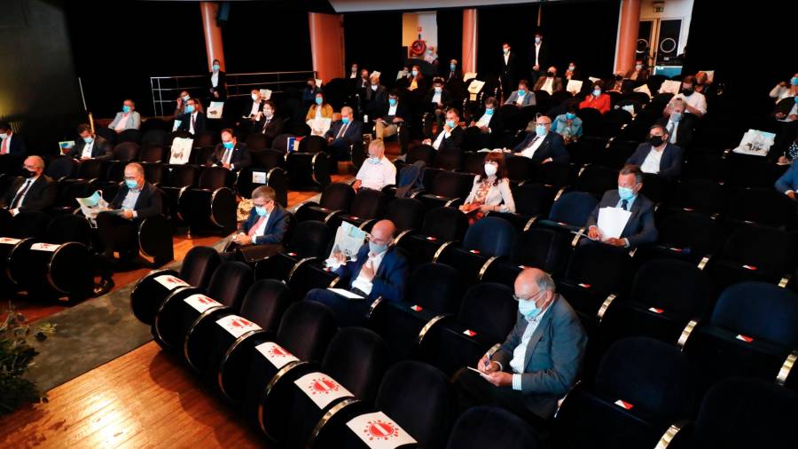 La conferencia, en la que participaron alcaldes gallegos y portugueses y expertos internacionales, tuvo lugar en el teatro principal de Pontevedra este jueves. Foto: Eixo Atlántico
