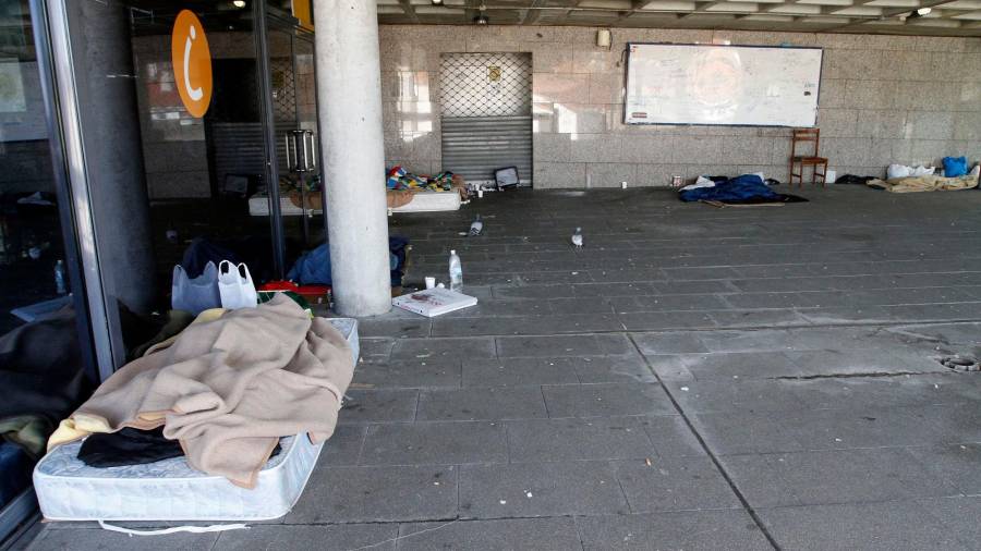 Muchas personas sin hogar duermen en la zona de la avenida Xoán XXIII, tal y como muestra esta imagen