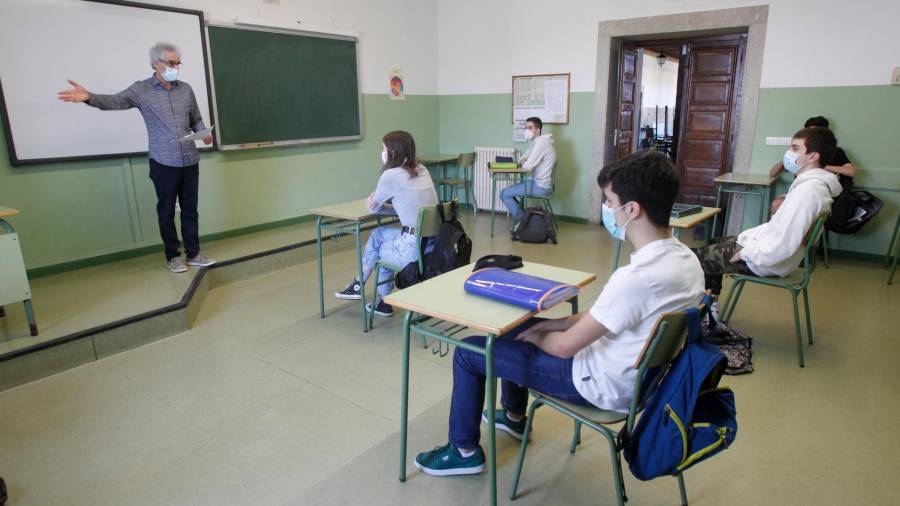 Reciente vuelta a las clases presenciales en un centro educativo, en este caso el instituto santiagués Rosalía de Castro. Foto: Fernando Blanco 