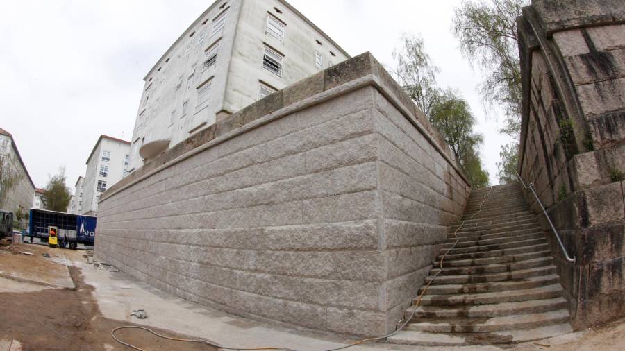 Aspecto que presenta el muro de Fontiñas ya rehabilitado. Fotos: Fernando Blanco