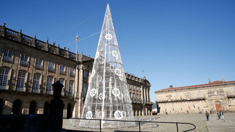 Iluminan las estatuas de la Alameda para atraer más visitantes en Navidad