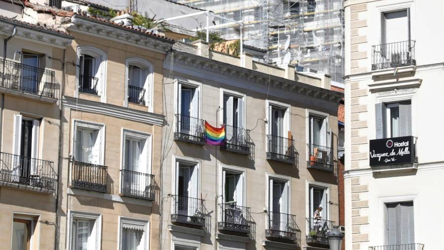 Banderas LGTB en el barrio de Chueca, el día en el que tiene lugar la manifestación del Orgullo Estatal LGTBI de 2020 en formato exclusivamente online. En Madrid (España) a 4 de julio de 2020. - Jesús Hellín - Europa Press
