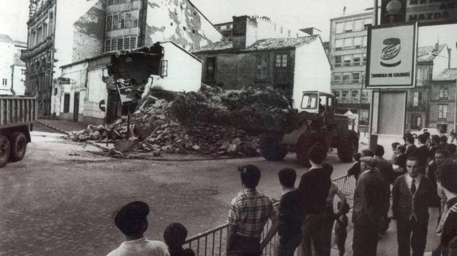 1975. Demolición del Edificio Castromil y de las casas aledañas en la Plaza de Galicia. Santiago de Compostela. (Fuente, El Correo Gallego).