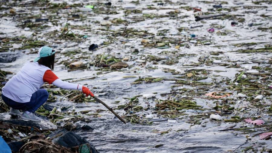 Una investigación del CSIC destaca que el plástico que flota en el mar estimula el crecimiento de bacterias marinas