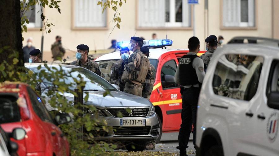 En la imagen, policía y miembros de las fuerzas de seguridad en el exterior de la iglesia ortodoxa de Lyon (Francia) donde resultó herido un clérigo tras ser tiroteado. EFE/EPA/MAXIME JEGAT