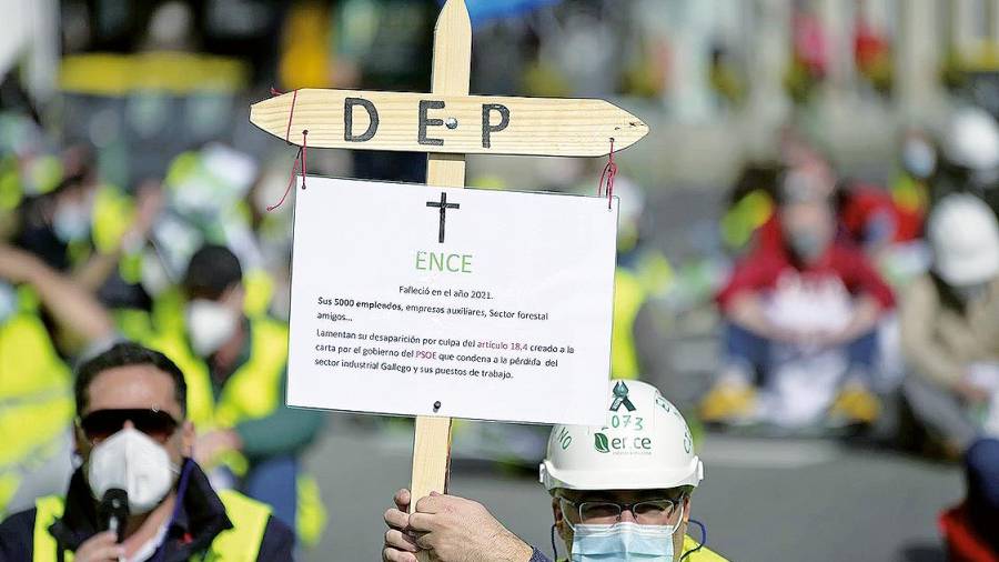 Trabajador de Ence Pontevedra sostiene una esquela que simula su puesto de trabajo acompañado por transportistas de madera en una de sus protestas. Foto: M.Dylan/Europa Press