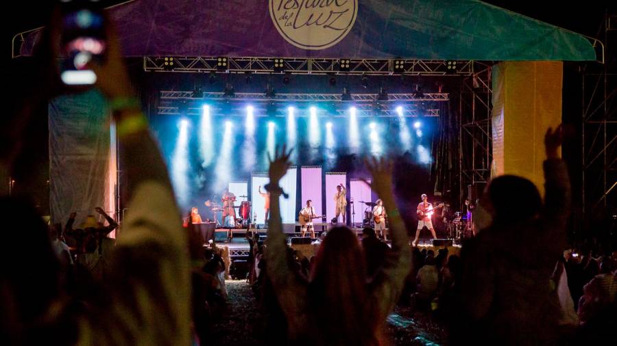 CONCIERTOS. Plano de una actuación pop rock del Festival de la Luz, en Boimorto. Foto: G.