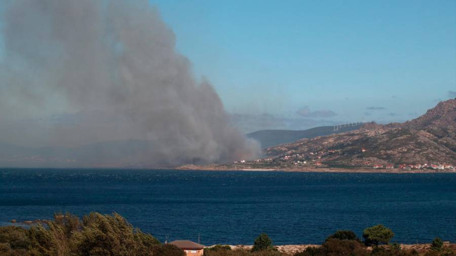 @Incendiosgalic1 / Incendio en Quilmas, preto das casas, visto dende Lira