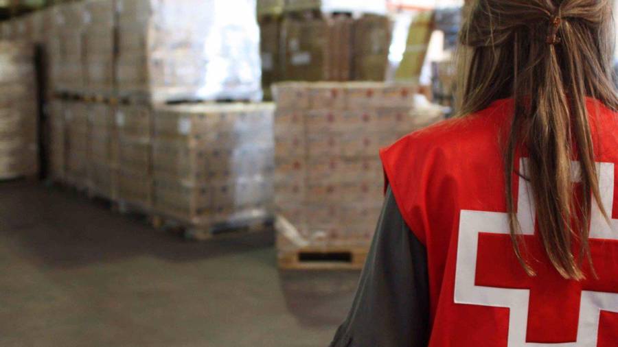 En la imagen de archivo, una voluntaria de Cruz Roja en el reparto de alimentos. CRUZ ROJA