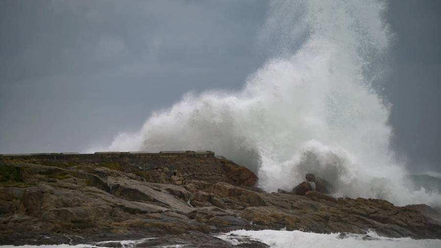 Fuertes vientos y oleaje en A Coruña, a 8 de enero de 2022, en A Coruña, Galicia, (España). La Agencia Estatal de Meteorología activó un aviso naranja que ha ampliado hasta el 10 de enero en todo el litoral gallego por viento y olas que podrían ascender hasta los 7 metros. Las playas permanecerán cerradas hasta el martes 10 de enero. Las olas que golpean con fuerza la costa se han originado en Groenlandia, a más de 3.700 kilómetros, donde hay una borrasca explosiva con una presión muy baja. 08 ENERO 2022;TEMPORAL; M. Dylan / Europa Press 08/01/2022