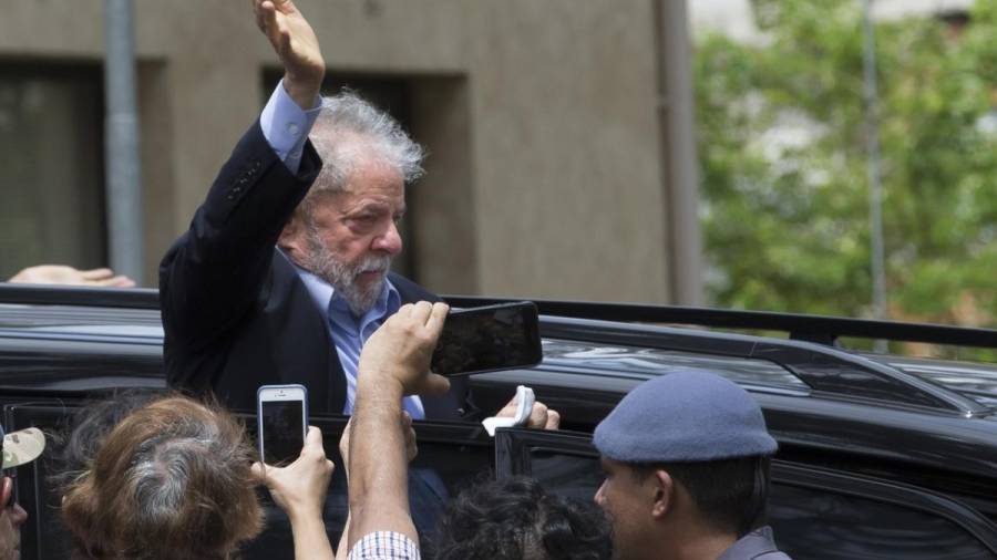 Lula sale de prisión después año y medio para esperar en libertad la resolución de sus procesos