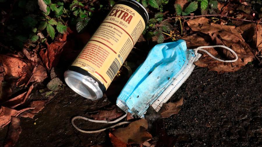 contaminación. Una lata de cerveza tirada en el suelo junto a una mascarilla (Santiago). Foto: Antonio Hernández