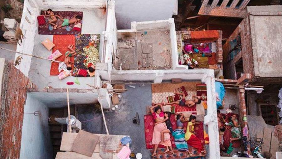 Siesta en los tejados de la India. Fue tomada a las 5 de la tarde desde un edificio cercano y refleja la realidad que vive la ciudad y sus habitantes. (Fuente, www.rolloid.net)