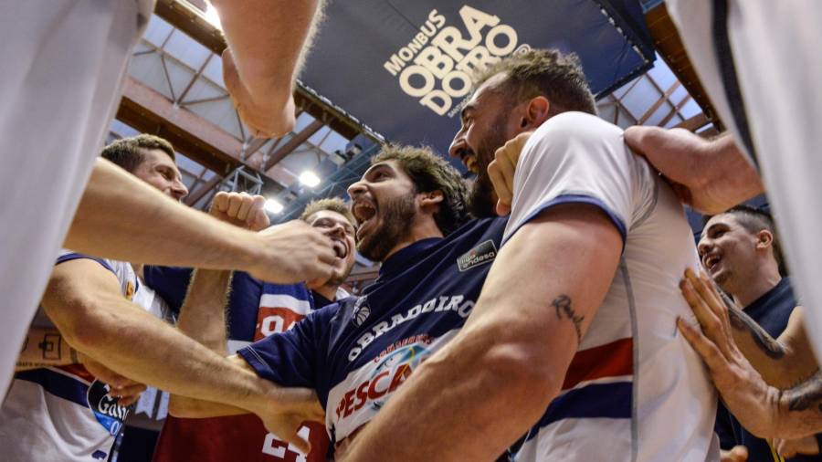 orgullo de capitán. Pozas se sobrepuso a su lesión para celebrar junto a su equipo la victoria. Foto: ACBPhoto/A. Baúlde