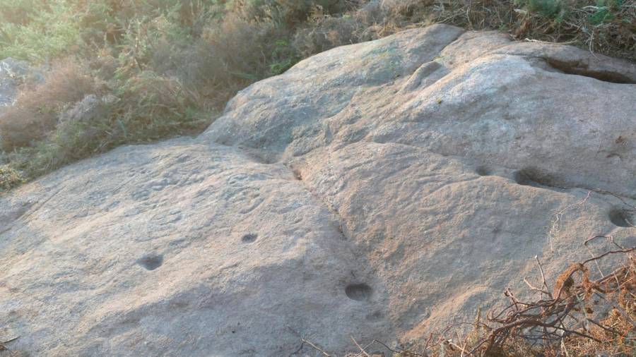 O ACHADO. Detalle dunha das dúas zonas de gravados rupestres descubertos en Lousame, moi preto dun camiño forestal. Foto: V.B. 