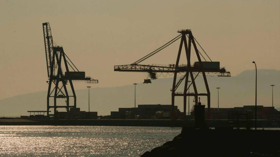 Imagen de una grúas de puerto marítimos FOTO: ESTEBAN DELAIGLESIA