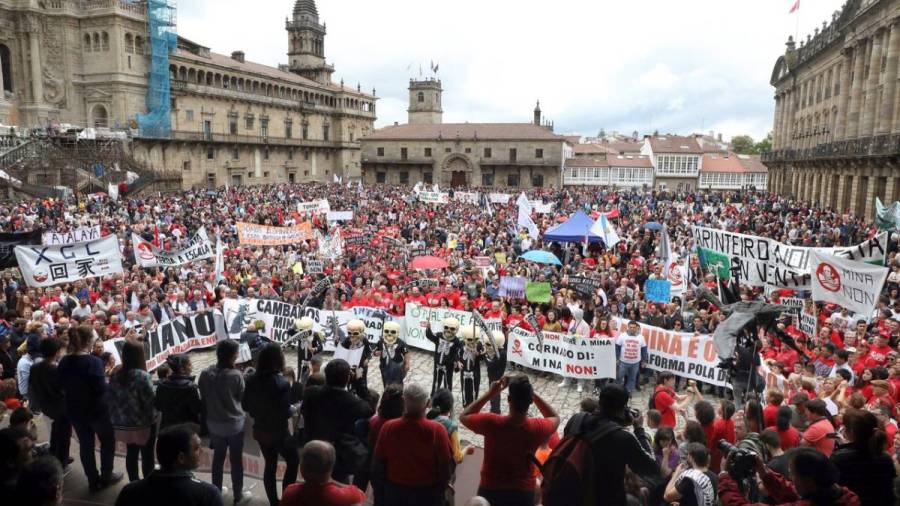 Miles de personas se manifiestan en Santiago contra la mina de Touro