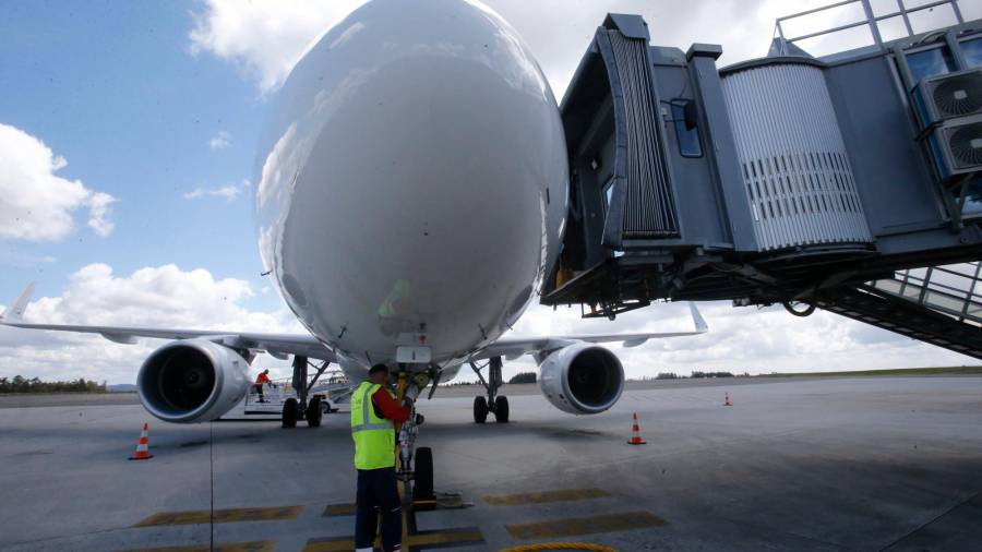 Las operaciones cayeron un 96,3 % en abril en el aeropuerto de Lavacolla. Foto: F. Blanco