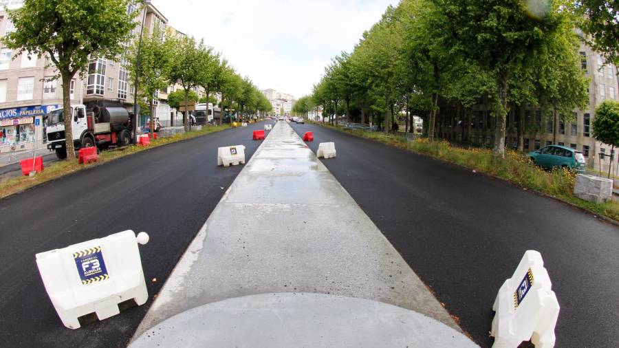 Los residentes señalan que las obras de la avenida de Lugo generan mucha suciedad en el entorno. Foto: F. Blanco