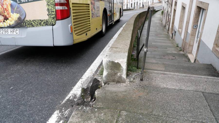 El autobús colisionó contra un murete de piedra. Foto: Antonio Hernández