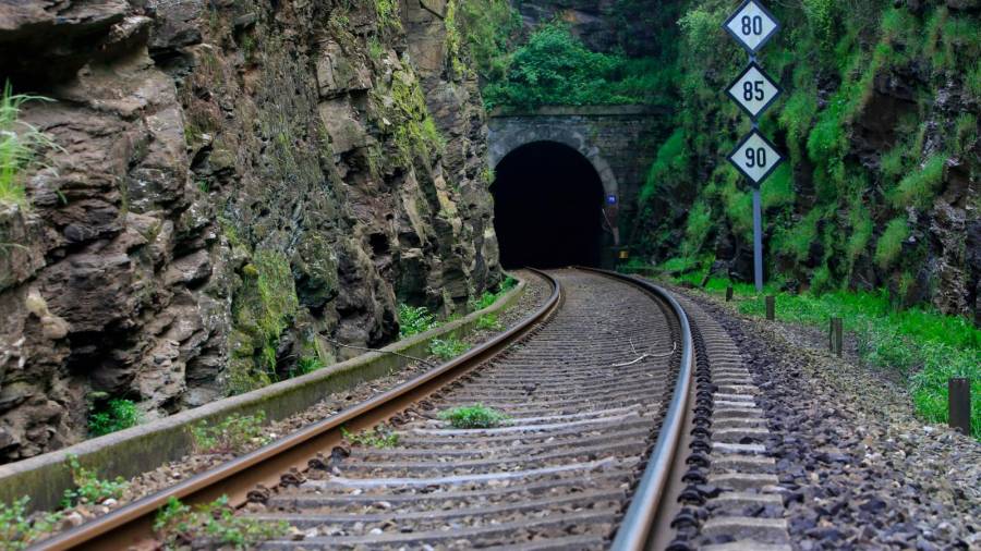 Vista del túnel de Oural, en la línea férrea de Monforte de Lemos- Lugo Foto: Angar