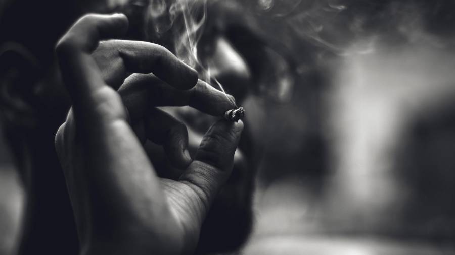 SALUD. Una persona fumando un cigarrillo. Foto: Pixabay